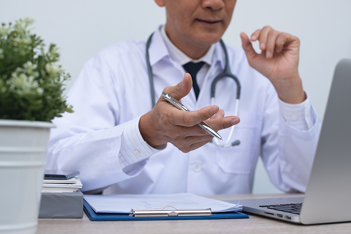 shutterstock_1687350529_cropped720x480 Doctor presenting to computer